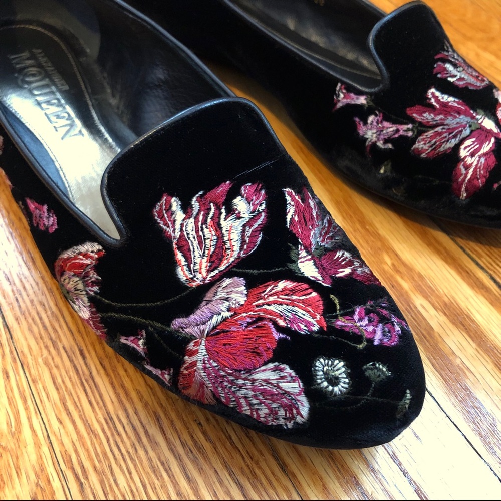Alexander McQueen Tulip-Embroidered Velvet Loafers